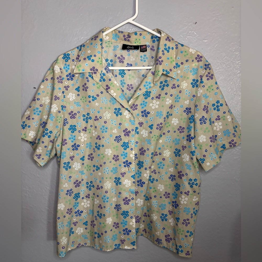 Vintage Tapestry women’s button up shirt. SZ XL. Made in USA. Grannycore floral